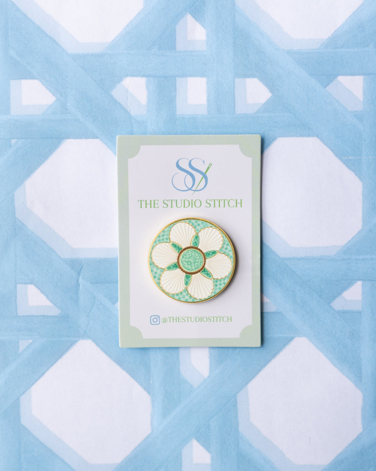Green Oyster Plate Needle Minder